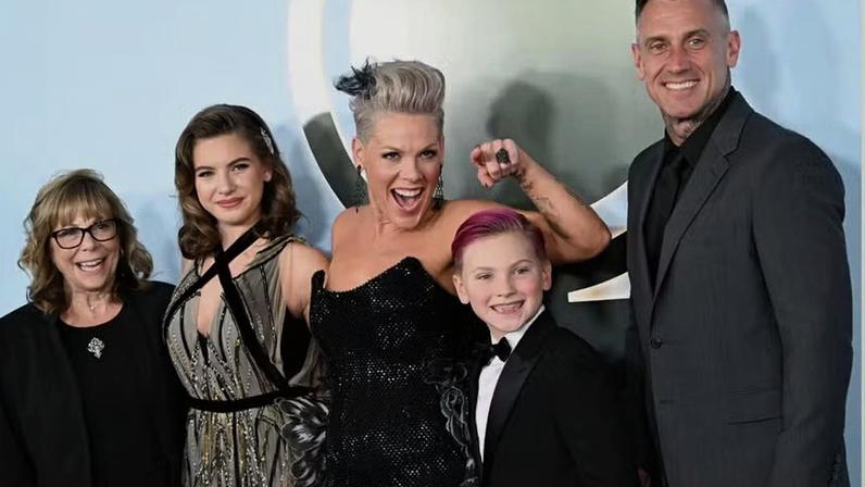 Casada há 20 anos, Pink faz raríssima aparição ao lado da família em red carpet de premiação — Foto: Getty Images