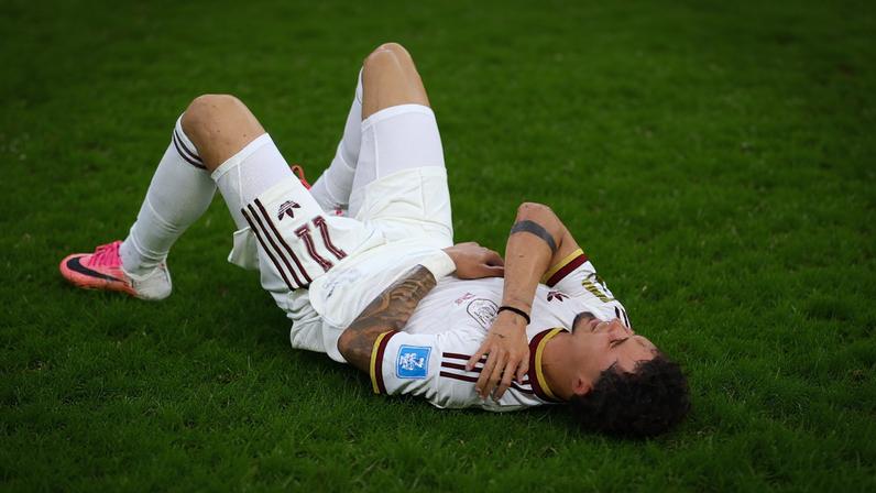 Yeremy Pino lesiona a clavícula em jogo entre Espanha e Uruguai — Foto: REUTERS/Raquel Cunha