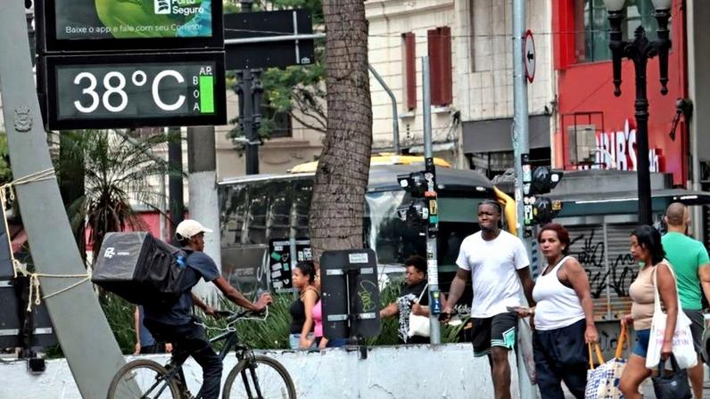Calor extremo afeta principalmente idosos e pessoas em situação de vulnerabilidade; na imagem, um termômetro em São Paulo