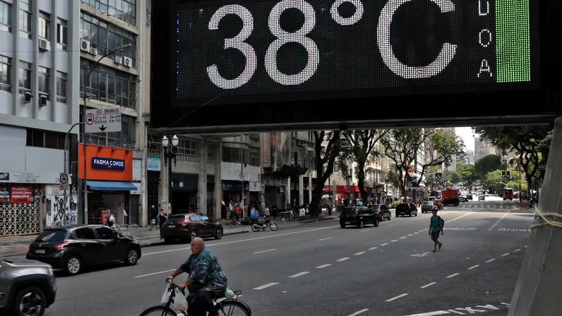 São Paulo (SP), 27/12/2025 - Pessoas na rua durante forte onda de calor. Operação Altas Temperaturas em São Paulo, devido ao forte calor na cidade. Foto: Paulo Pinto/Agencia Brasil