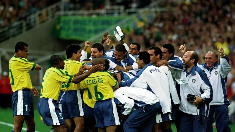 Brasil comemora vitória sobre o Marrocos em 98 (Pisco Del Gaiso/Placar)