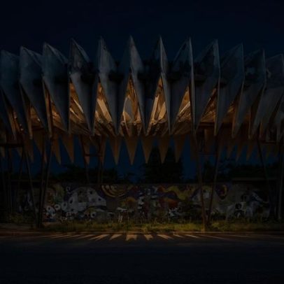 Fotógrafo canadense viraliza ao registrar pontos de ônibus soviéticos inusitados