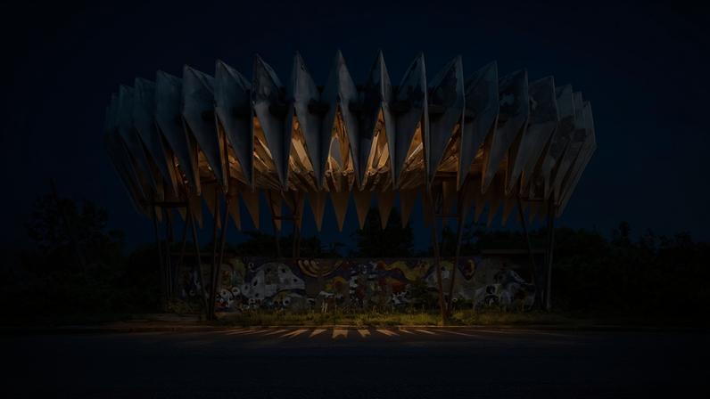 Este ponto de ônibus em Pitsunda, na região da Abecásia, chama atenção pela arquitetura ousada em meio à paisagem isolada