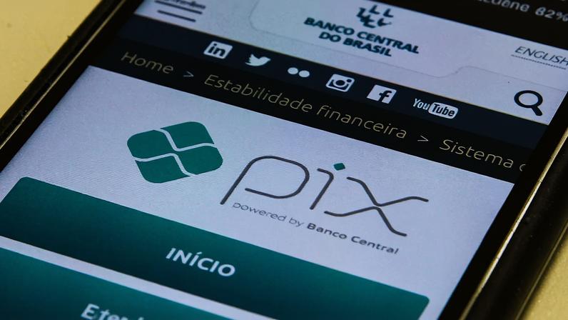 Pix é o pagamento instantâneo brasileiro. O meio de pagamento criado pelo Banco Central (BC) em que os recursos são transferidos entre contas em poucos segundos, a qualquer hora ou dia. É prático, rápido e seguro.