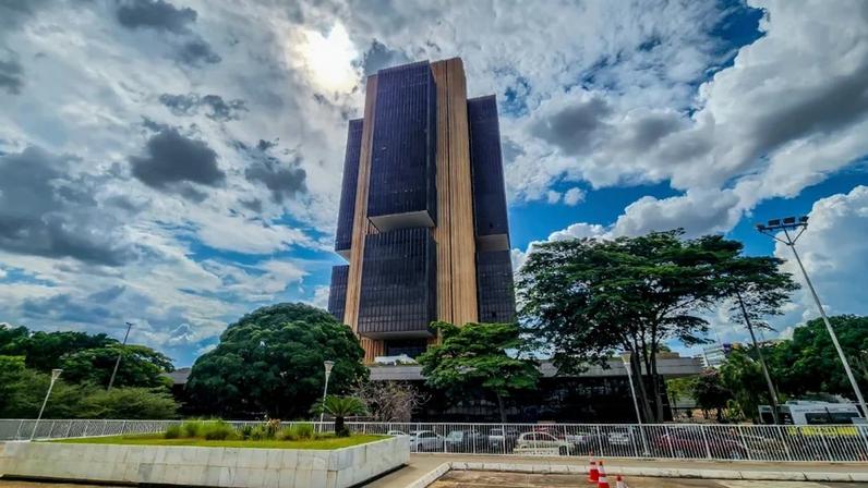 Copom deixa chance de cortes, mas inflação impõe cautela