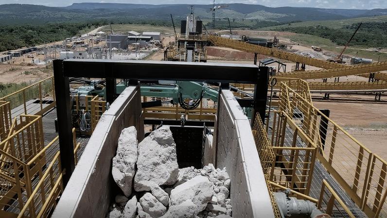 O articulista afirma que a riqueza natural pode tornar-se tanto uma bênção quanto uma maldição; na imagem, usina de produção de lítio em Minas Gerais