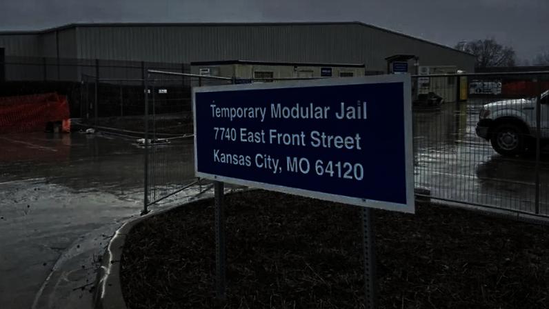 Placa mostra a construção da prisão em Kansas