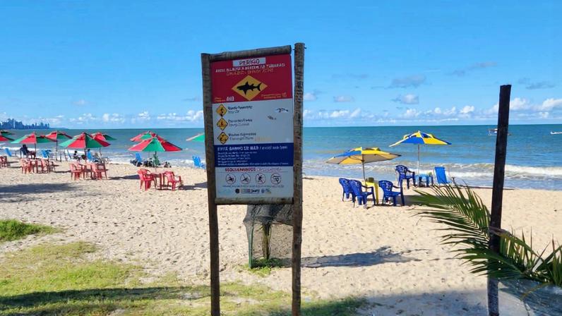 Imagem colorida, Placa de aviso sobre tubarões na Praia de Piedade- Metrópoles