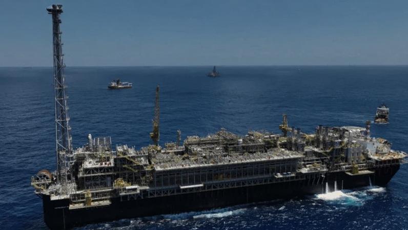 Produção de petróleo e gás do país está batendo recordes consecutivos graças à aceleração da exploração do pré-sal, mas ausência de novas frentes preocupa governo