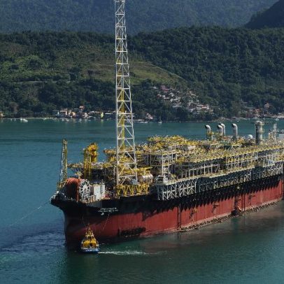 Produção de petróleo impulsiona avanço de 2,7% na indústria em abril
