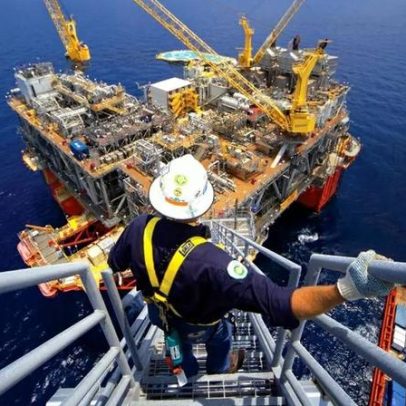 Petróleo sobe mais de 3% após Irã disparar mísseis contra Israel
