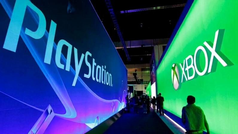 Estandes do PlayStation e do Xbox em evento