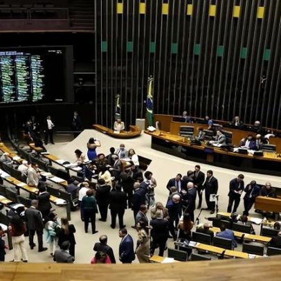 Plenário vota urgência de PL que pode barrar devedor de pensão em estádios
