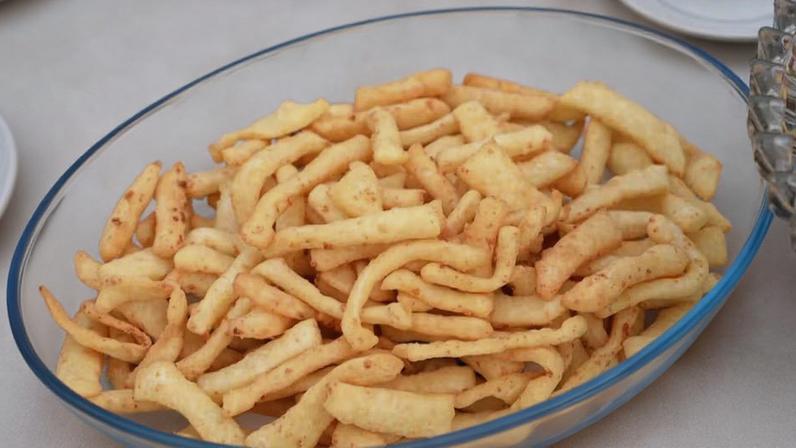 Prepare o palito de requeijão azedo, um salgado crocante feito com ingredientes simples que resgata a tradição e a culinária afetiva do interior paranaense. — Foto: Plug