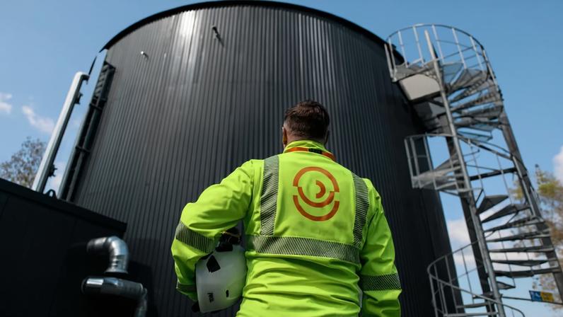 O sistema aquece a areia a temperaturas próximas de 600 °C e pode armazenar energia térmica por dias ou semanas, ajudando a equilibrar a oferta de eletricidade renovável