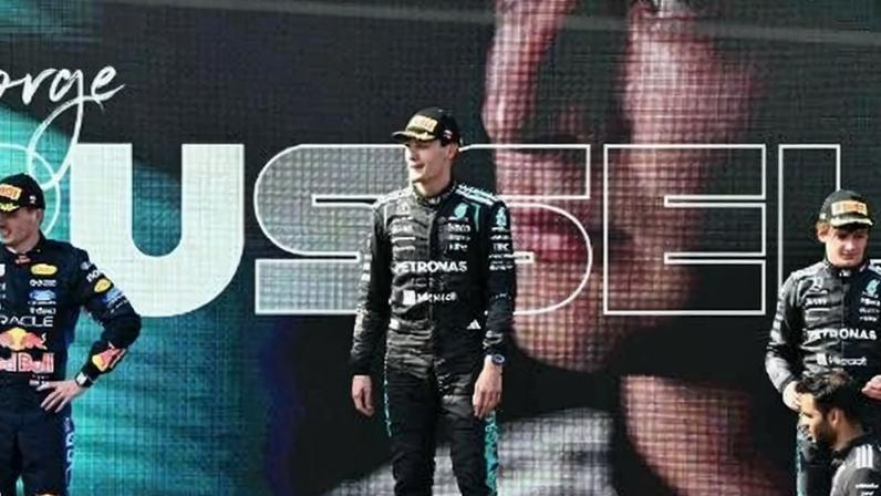 Pódio do GP da Áustria: Max Verstappen (esq.), o vencedor George Russell (centro) e o terceiro colocado Kimi Antonelli
