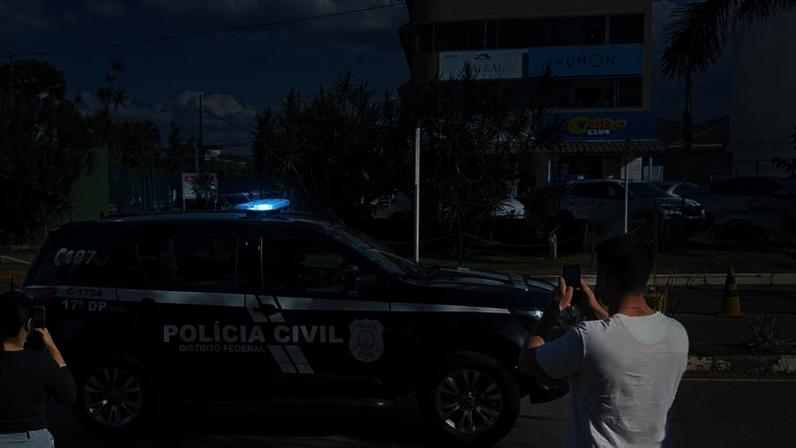 Equipe da PCDF ouviu Jair Bolsonaro em sua casa, no Jardim Botânico, onde cumpre prisão domiciliar humanitária