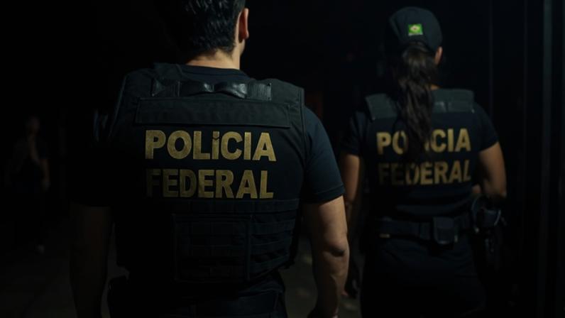 Imagens coloridas mostram dois agentes da Polícia Federal, com coletes da instituição, em cena noturna