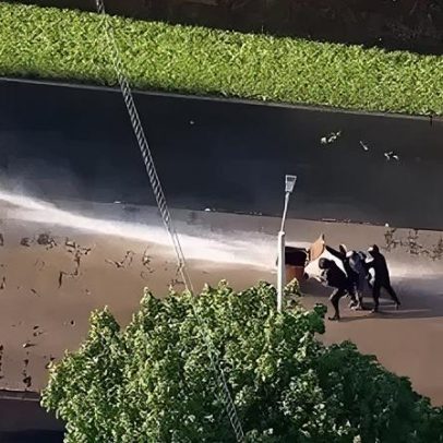 Polícia usa canhões de água em protestos na Irlanda do Norte