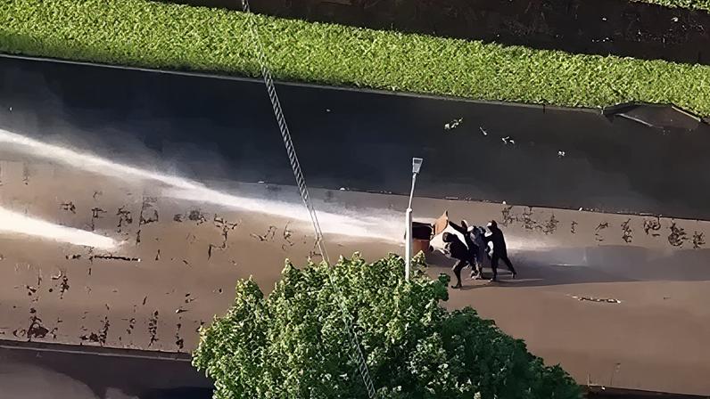 Polícia usa canhões d'água contra manifestantes na Irlanda do Norte