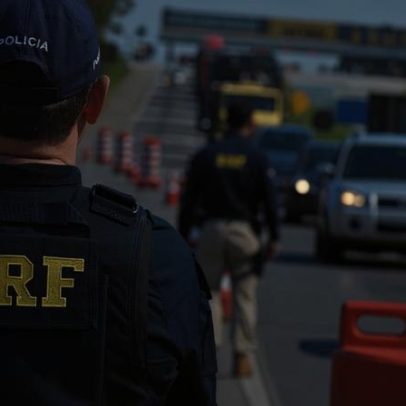 PRF apreende 26 fuzis em abordagem a caminhão no Paraná