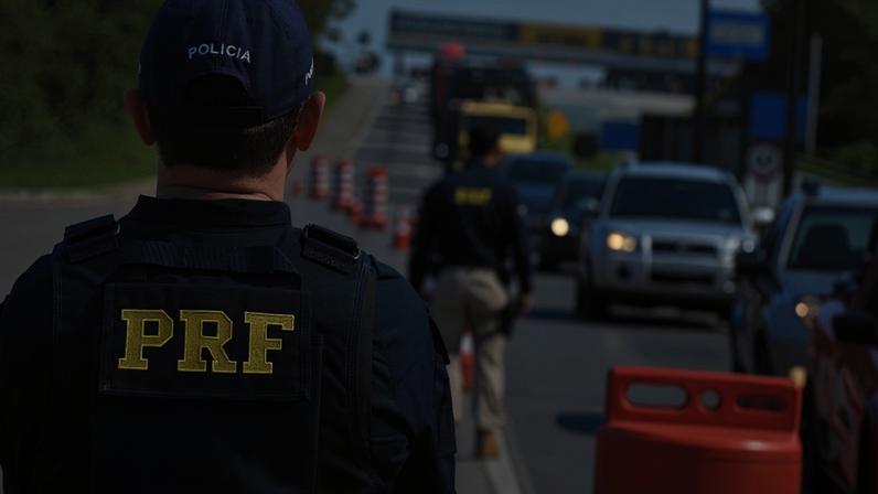 A Polícia Rodoviária Federal (PRF) inicia nesta sexta-feira a Operação Finados 2021. Durante todo o feriado prolongado, a instituição reforçará o policiamento ostensivo em locais e horários de maior incidência de acidentes graves e de