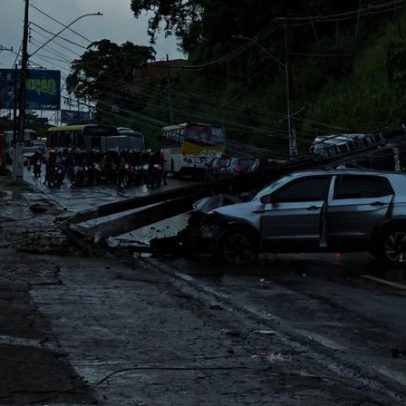 Policial penal dorme ao volante, perde controle e derruba poste