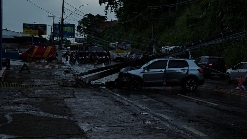 Imagem colorida, Policial penal cochila ao volante, perde controle de carro e derruba poste na Avenida Leste-Oeste- Metrópoles