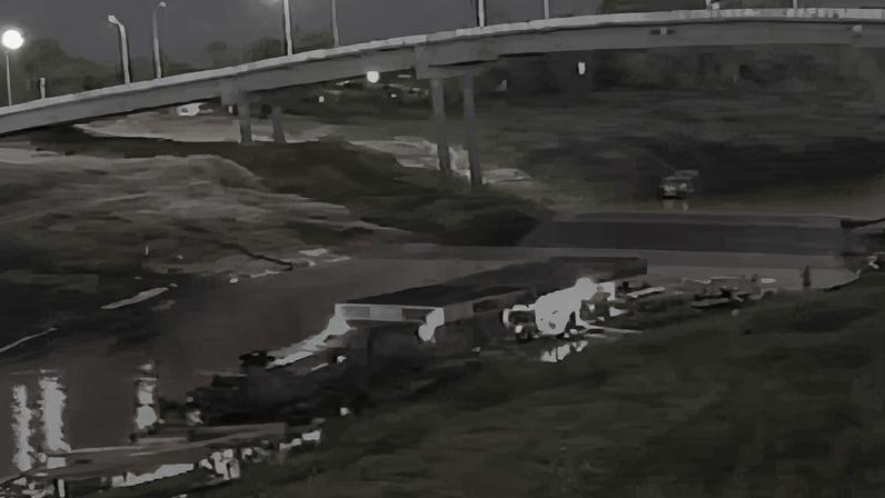 Imagem feita de vídeo da ponte no acre pouco antes de desabar