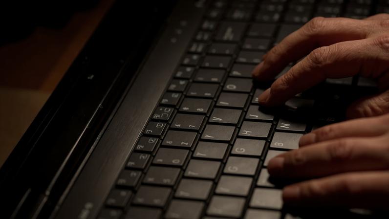 Governo vai monitorar sites pornôs para barrar acesso de menores