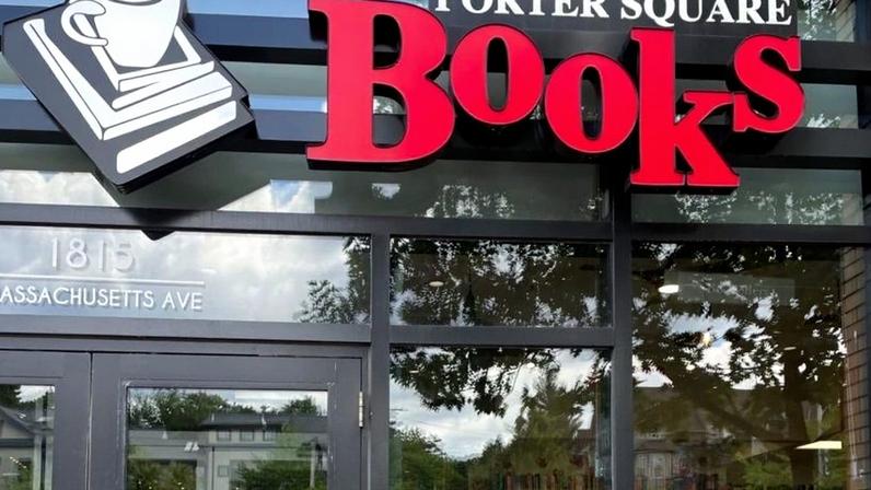 O livreiro Josh Cook, dono da Porter Square Books em Cambridge, Massachusetts (EUA), notou o vazio deixado pelas resenhas de livros publicadas em jornais e decidiu criar a Porter Square Review of Books (Revista de Resenhas de Livros da Porter Square)