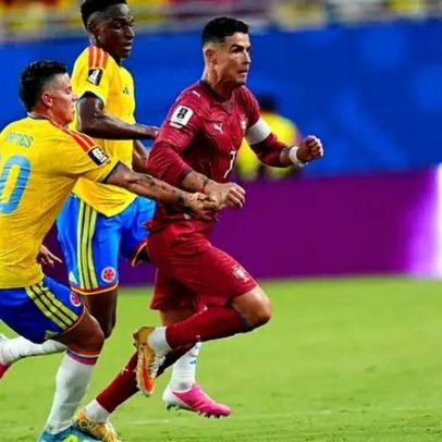 James Rodríguez celebra classificação da Colômbia para o mata-mata