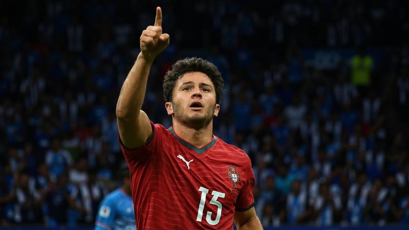João Neves cabeceando para o gol