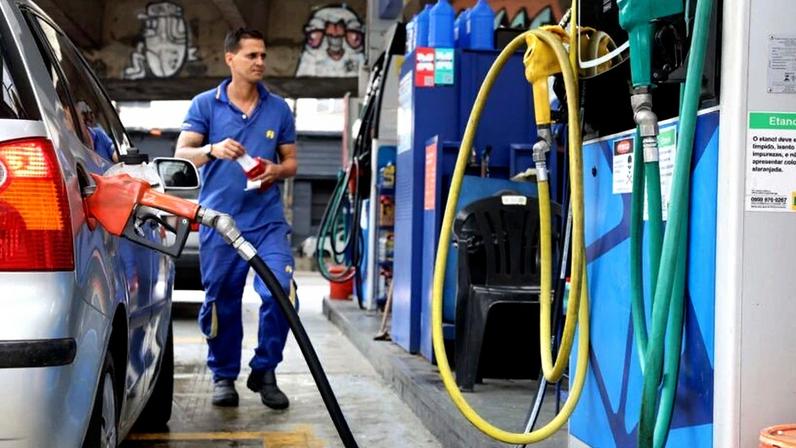 No domingo (31.mai), o governo federal prorrogou as medidas de contenção dos preços dos combustíveis até 31 de julho; na imagem, um posto de gasolina no Rio de Janeiro