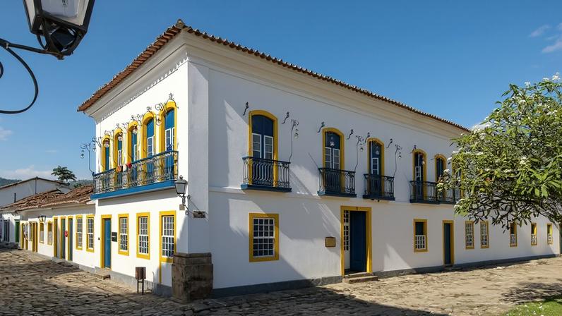 O Hotel Sandi ocupa um casarão colonial no Centro Histórico de Paraty, além de propriedades vizinhas adicionadas ao complexo