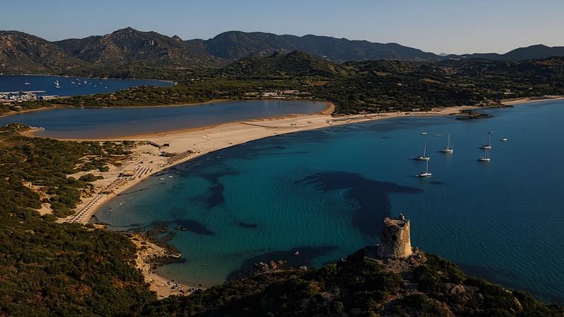 Praia Punta Molentis, em Villasimius, na Itália, proíbe guarda-sóis para pessoas entre 10 e 65 anos
