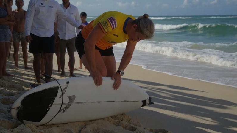 Surfista americana quebra prancha ao meio e sofre corte na perna em Saquarema