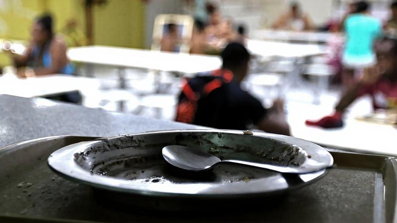 Rio de Janeiro (RJ), 03/03/2023 - Prato vazio de comida. Distribuição de almoço realizado pelo projeto Fraternidade na Rua, no centro de acolhimento da organização humanitária Fraternidade sem Fronteiras, na região central da cidade. Foto:Tânia Rêgo/Agência Brasil