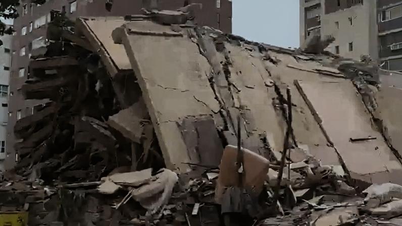 imagem colorida de prédio derrubado por terremoto em Caracas, na Venezuela