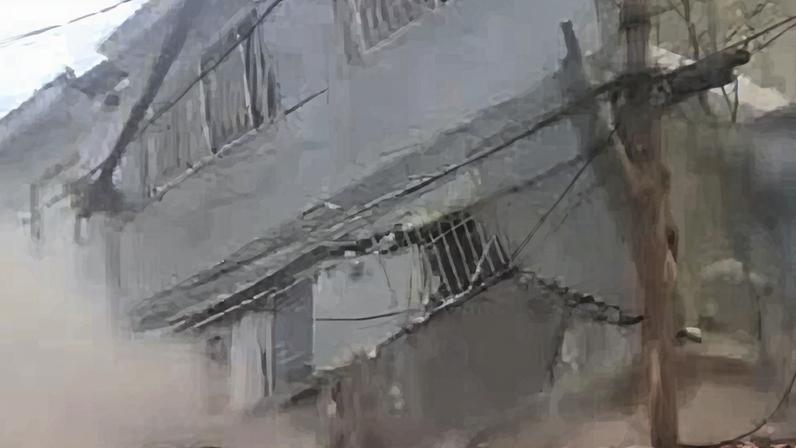 Fachada de prédio em El Junquito, perto de Caracas, no momento em que o edifício desaba após os terremotos que atingiram a Venezuela, em 24 de junho de 2026. — Foto: Reprodução/ g1