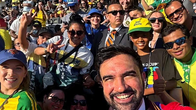 Prefeito de NY em selfie com torcedores na estreia da seleção brasileira