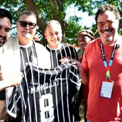 Prefeito de Nova York recebe manto do Corinthians após citar ídolos brasileiros