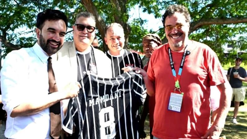 Zohran Mamdani e membros do clube