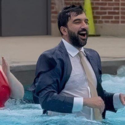 Vídeo mostra prefeito de Nova York mergulhando de terno em piscina pública