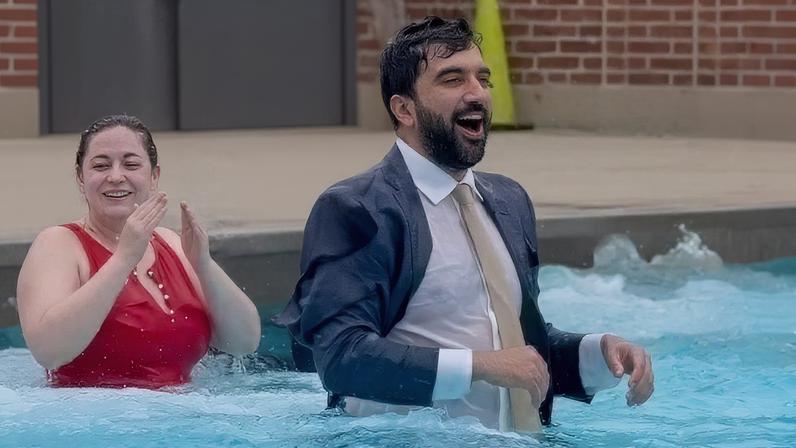 Vídeo mostra prefeito de Nova York mergulhando de terno em piscina pública
