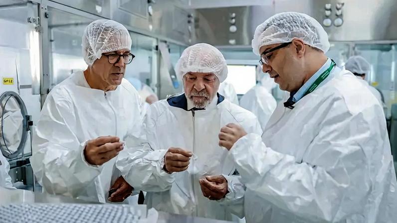 Lula critica sectarismo negacionista ao celebrar vacina da dengue do Butantan
