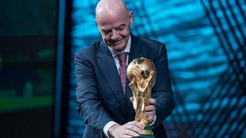 Presidente da FIFA Gianni Infantino com a taça da Copa do Mundo nos Estados Unidos