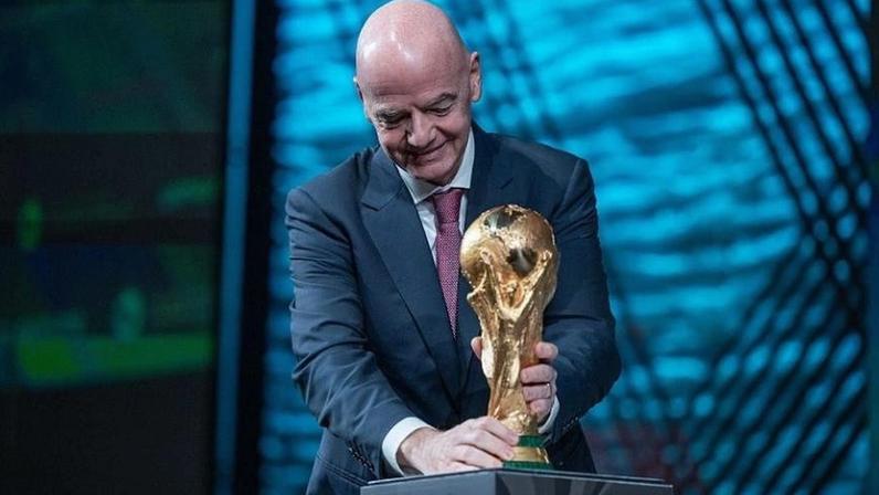 Presidente da Fifa, Gianni Infantino, com a taça da Copa do Mundo nos Estados Unidos