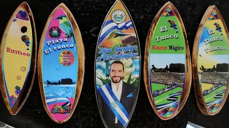 Presidente de El Salvador estampado em prancha de surfe