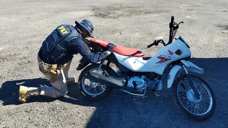 PRF apreende motocicleta com sinais de adulteração transportada em caminhão na BR-251